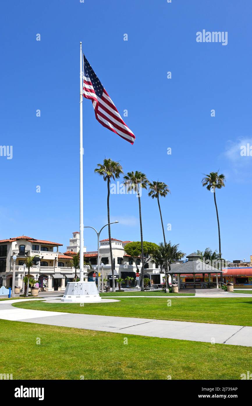 NEWPORT BEACH, CALIFORNIA - 4 MAY 2022: Peninsula Park with restaurants and shops at Main Street and the Balboa Pier. Stock Photo