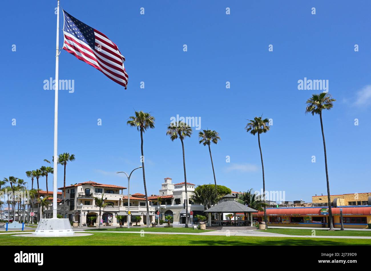 NEWPORT BEACH, CALIFORNIA - 4 MAY 2022: Peninsula Park with restaurants and shops at Main Street and the Balboa Pier. Stock Photo