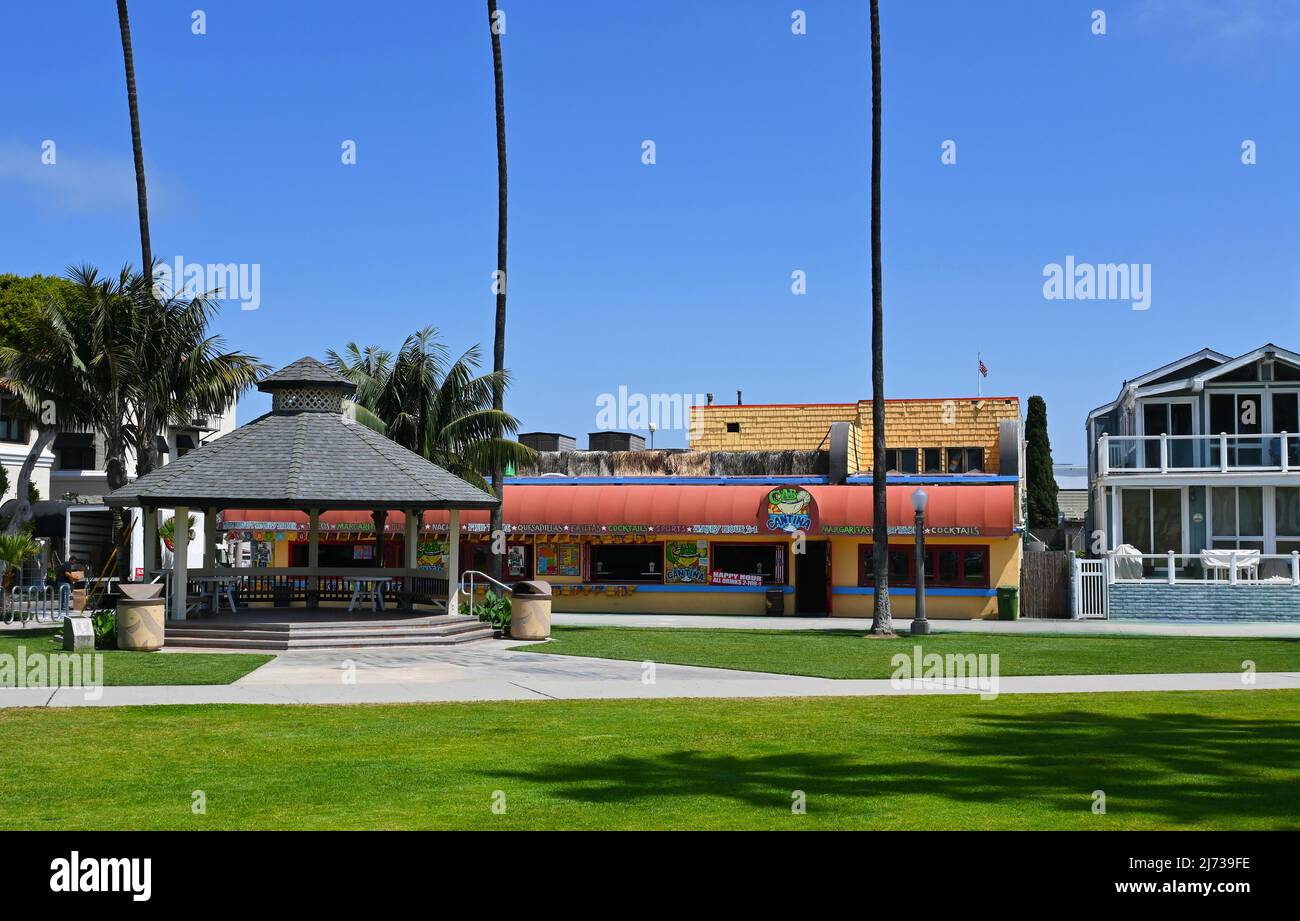 NEWPORT BEACH, CALIFORNIA - 4 MAY 2022: Peninsula Park and the Cab Cantina at the Balboa Pier. Stock Photo