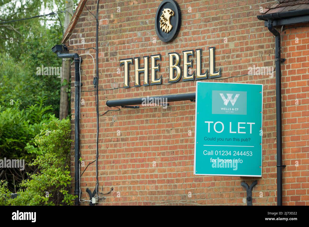 AYLESBURY, UK - July 09, 2021. Exterior of a closed down British pub with a to let sign, for rent. Closed or bankrupt business concept Stock Photo