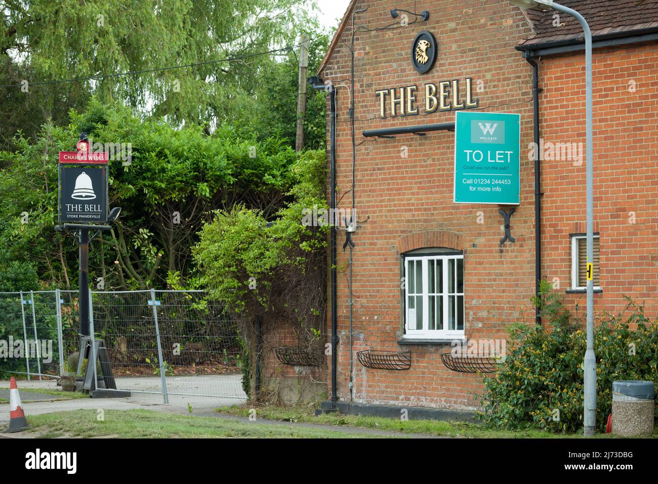 AYLESBURY, UK - July 09, 2021. Exterior of a closed British pub with a to let sign, for rent. Closed down or bankrupt business concept Stock Photo