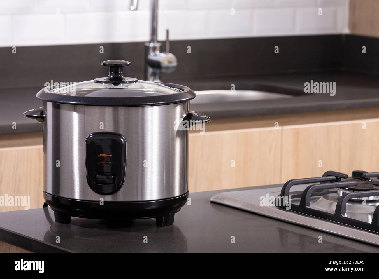 https://c8.alamy.com/comp/2J73EA9/modern-electric-rice-cooker-in-the-kitchen-2J73EA9.jpg