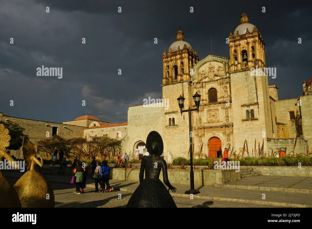 Agustin Moreno Ruiz sculptures and the Church of Santo Domingo de Guzmán, Oaxaca de Juárez City, Oaxaca, Mexico Stock Photo