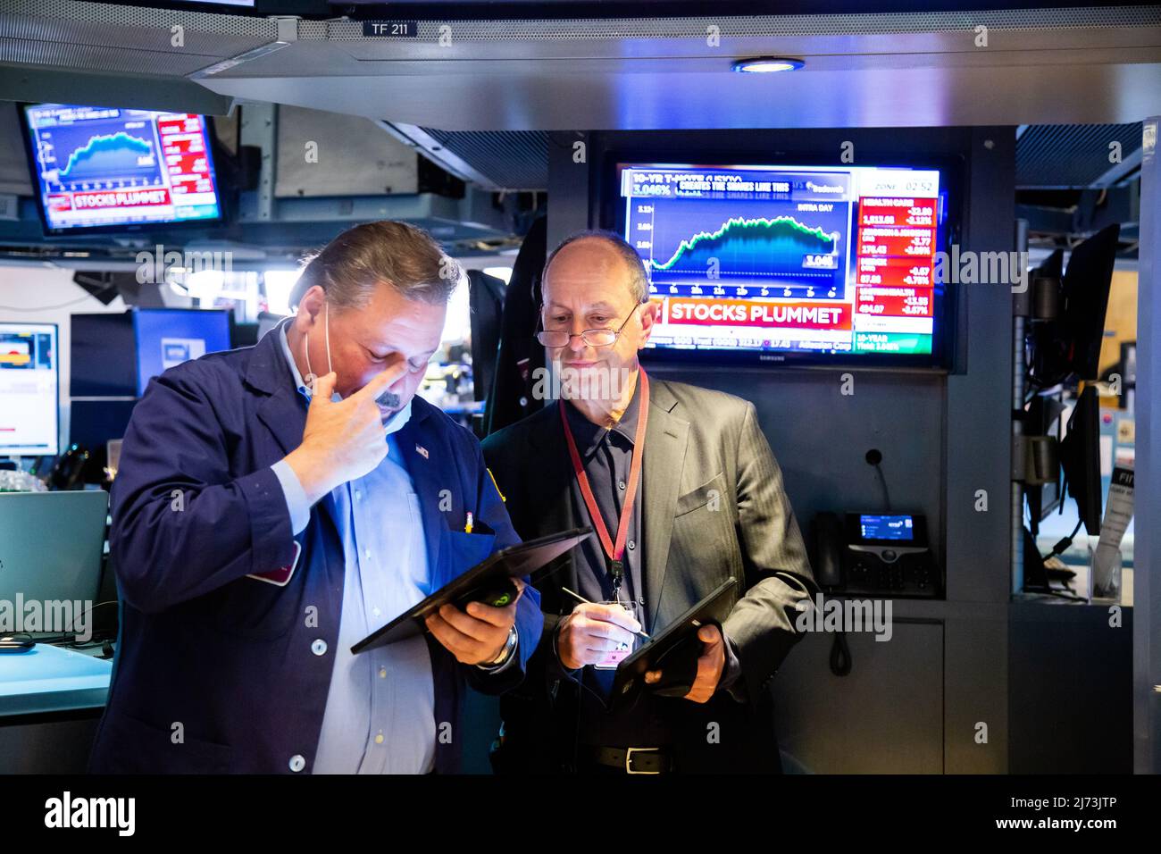 (220506) -- NEW YORK, May 6, 2022 (Xinhua) -- Traders work on the floor of the New York Stock Exchange (NYSE) in New York, the United States, May 5, 2022. U.S. stocks plunged on Thursday as heavy selling intensified on Wall Street.   The Dow Jones Industrial Average tumbled 1063.09 points, or 3.12 percent, to 32,997.97. The S&P 500 fell 153.30 points, or 3.56 percent, to 4,146.87. The Nasdaq Composite Index shed 647.17 points, or 4.99 percent, to 12,317.69. (Photo by Michael Nagle/Xinhua) Stock Photo