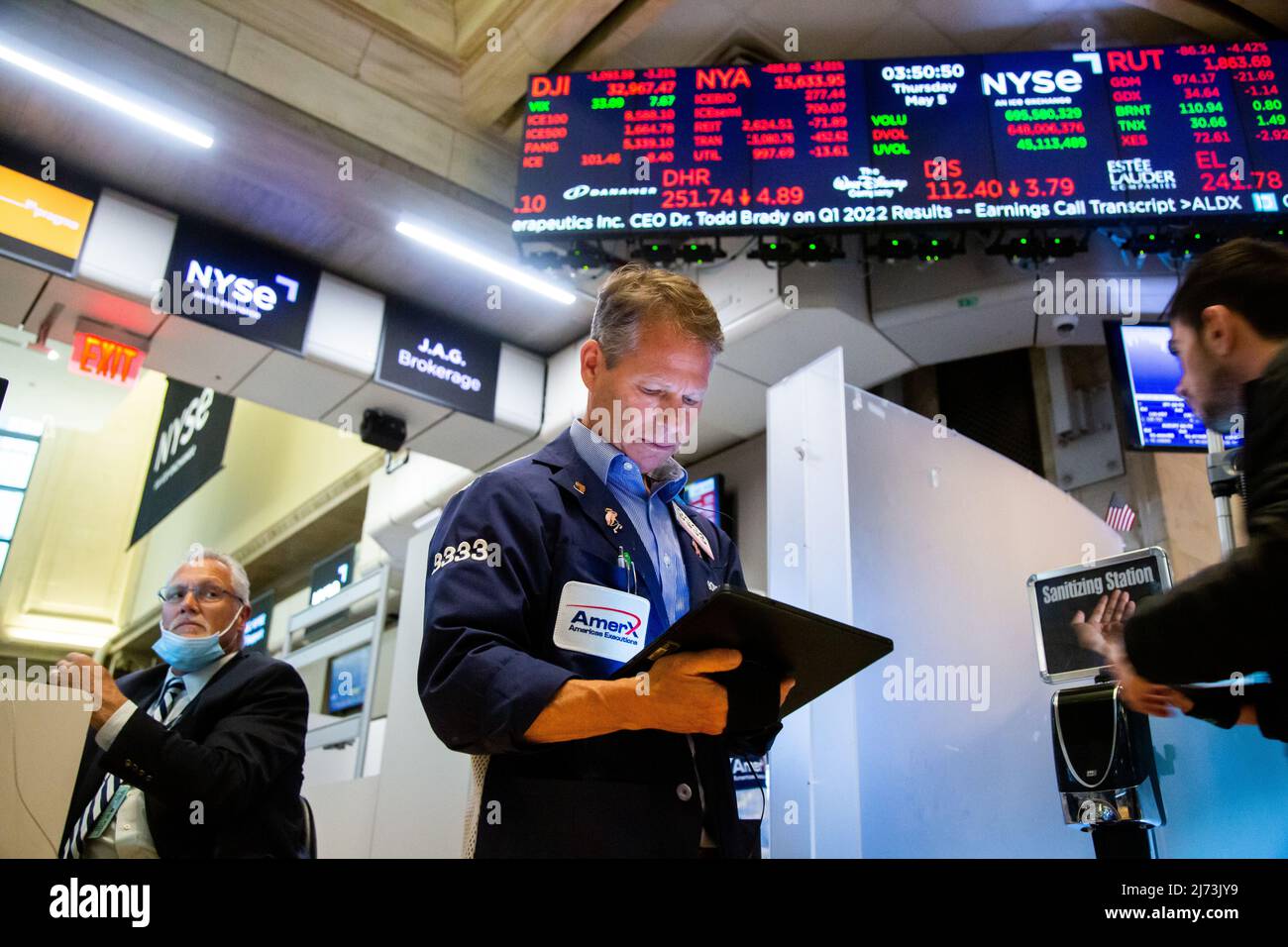 (220506) -- NEW YORK, May 6, 2022 (Xinhua) -- Traders work on the floor of the New York Stock Exchange (NYSE) in New York, the United States, May 5, 2022. U.S. stocks plunged on Thursday as heavy selling intensified on Wall Street.   The Dow Jones Industrial Average tumbled 1063.09 points, or 3.12 percent, to 32,997.97. The S&P 500 fell 153.30 points, or 3.56 percent, to 4,146.87. The Nasdaq Composite Index shed 647.17 points, or 4.99 percent, to 12,317.69. (Photo by Michael Nagle/Xinhua) Stock Photo
