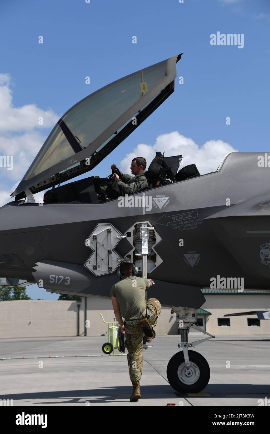 A U.S. Air Force F-35 Lightning II crew chief, with the 419th Fighter ...