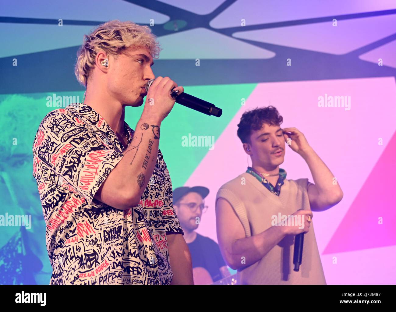 05 May 2022, Berlin: Heiko and Roman Lochmann from the duo "Die Lochis"  sing at the Bunte New Faces Award Music 2022. Photo: Britta Pedersen/dpa  Stock Photo - Alamy