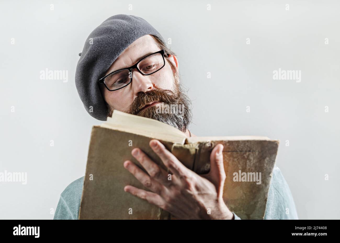 Old man with a beret hi-res stock photography and images - Alamy