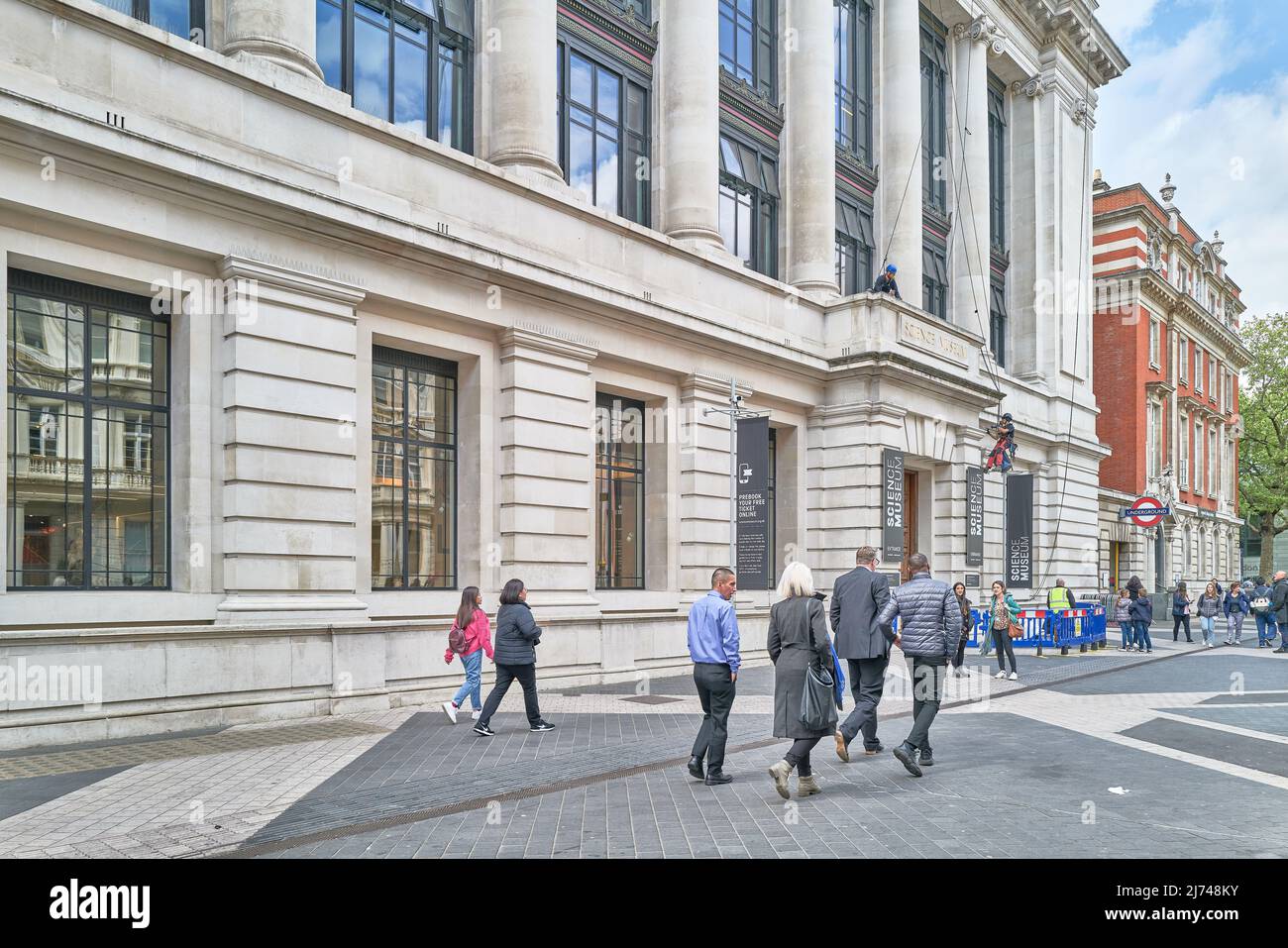 Visitors outside the Science Museum. London, England Stock Photo - Alamy