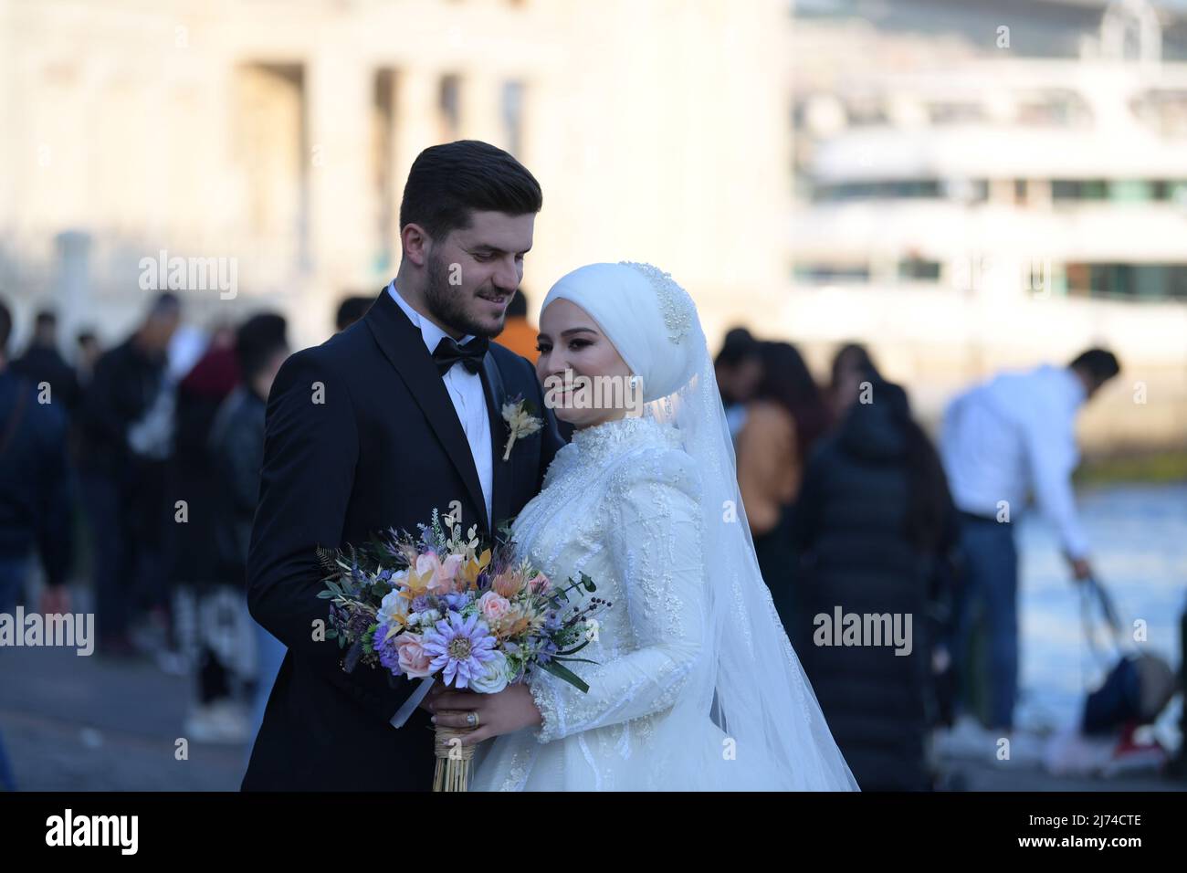 (220506) -- ISTANBUL, May 6, 2022 (Xinhua) -- A couple poses for photos in Istanbul, Turkey, May 5, 2022. (Xinhua/Shadati) Stock Photo