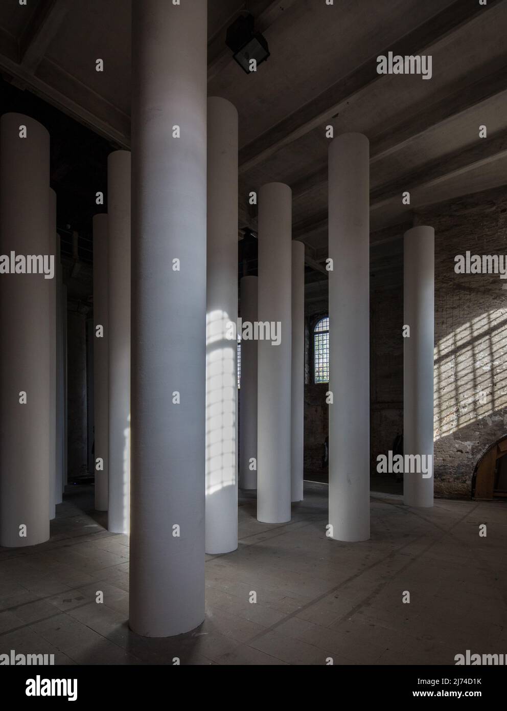 Italien Venedig Architekturbiennale 2018 -194 Ausstellungshalle im Arsenal mit Installation von Säulen Stock Photo