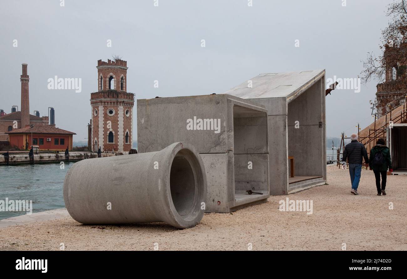 Italien Venedig Arsenal -132 Rauminstallation aus Betonteilen auf der Architektur-Biennale 2016 dahinter neogotischer Eingangsturm der neuen Zufahrt d Stock Photo