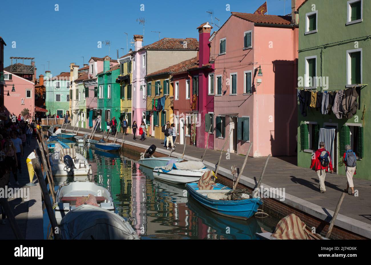 Italien Venedig Burano -50 Kanal mit stark farbigen Häusern am Ufer Stock Photo