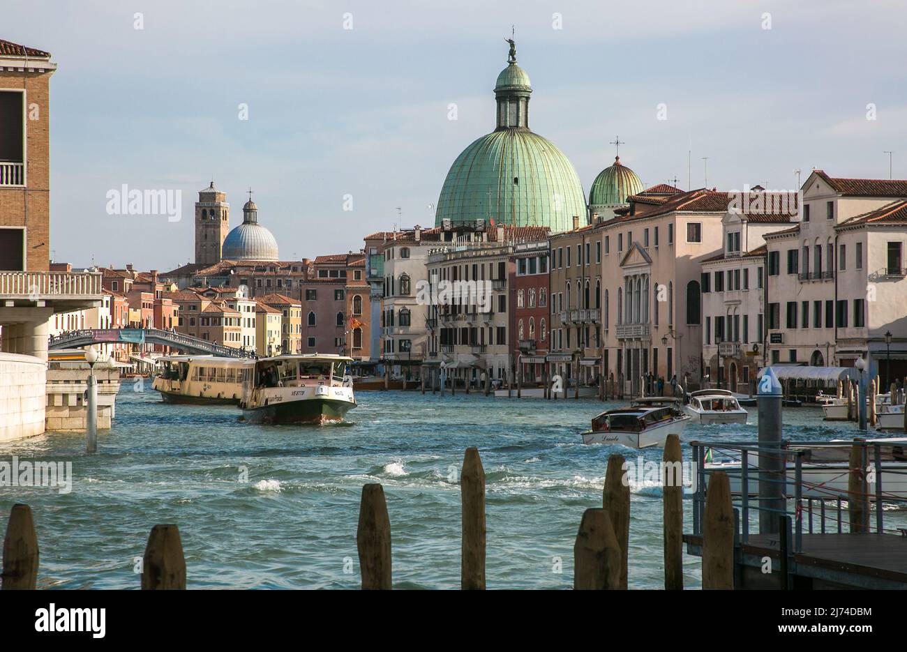 Italien Venedig Canal Grande -535 Blick von der Ponte della Constituzione zur Kirche San Simeòn Piccolo bis zu Kuppel und Campanile von San Geremia Stock Photo