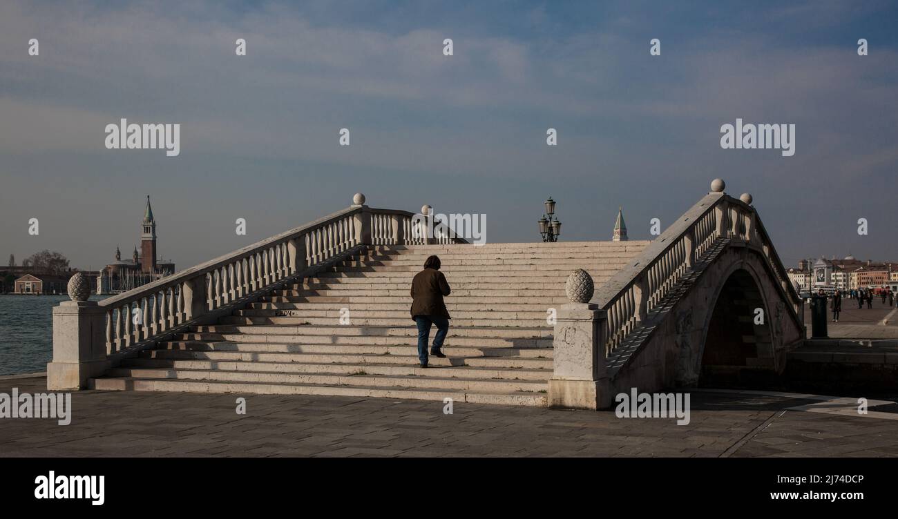 Italien Venedig Canale di San Marco -320 uferbegleitende Fußgängerbrücke über den Rio della Tana am Beginn der Via Giuseppe Garibaldi links San Giorgi Stock Photo