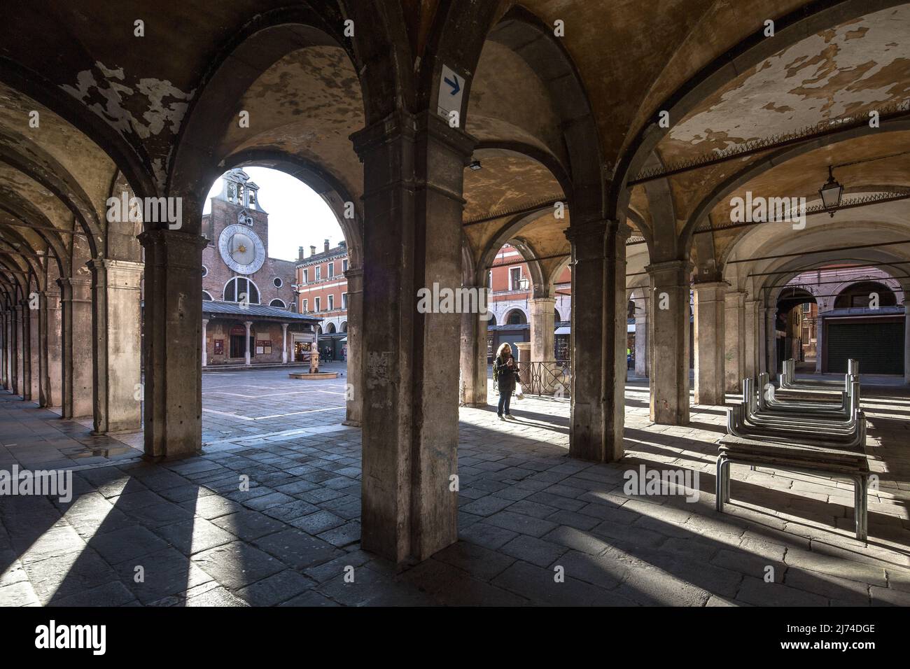 Italien Venedig Colonna del Bando 431 mit Durchblick zur Kirche San
