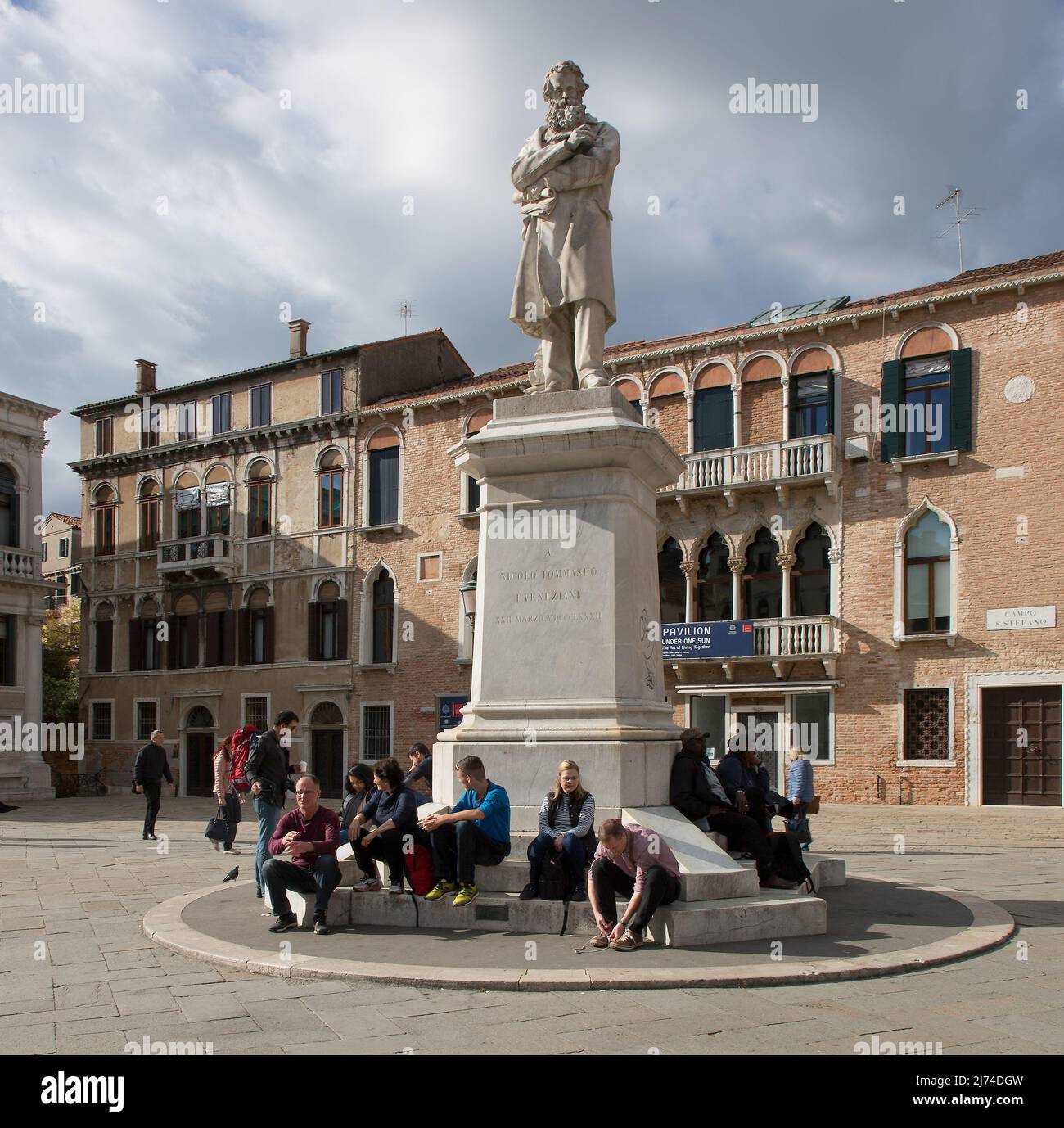 Italien Venedig Denkmal für Niccolò Tommaseo -203 auf dem Campo San Stefano Marmorstandbild 1882 von Francesco Barzaghi Stock Photo