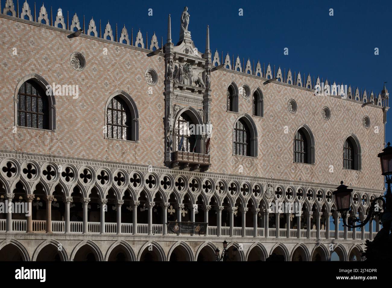 Italien Venedig Dogenpalast -493 Westfassade 15 Jh mit der Loggia im Piano nobile strukturiert durch Kielbögen und Vierpässe über dem Balkonfenster Re Stock Photo