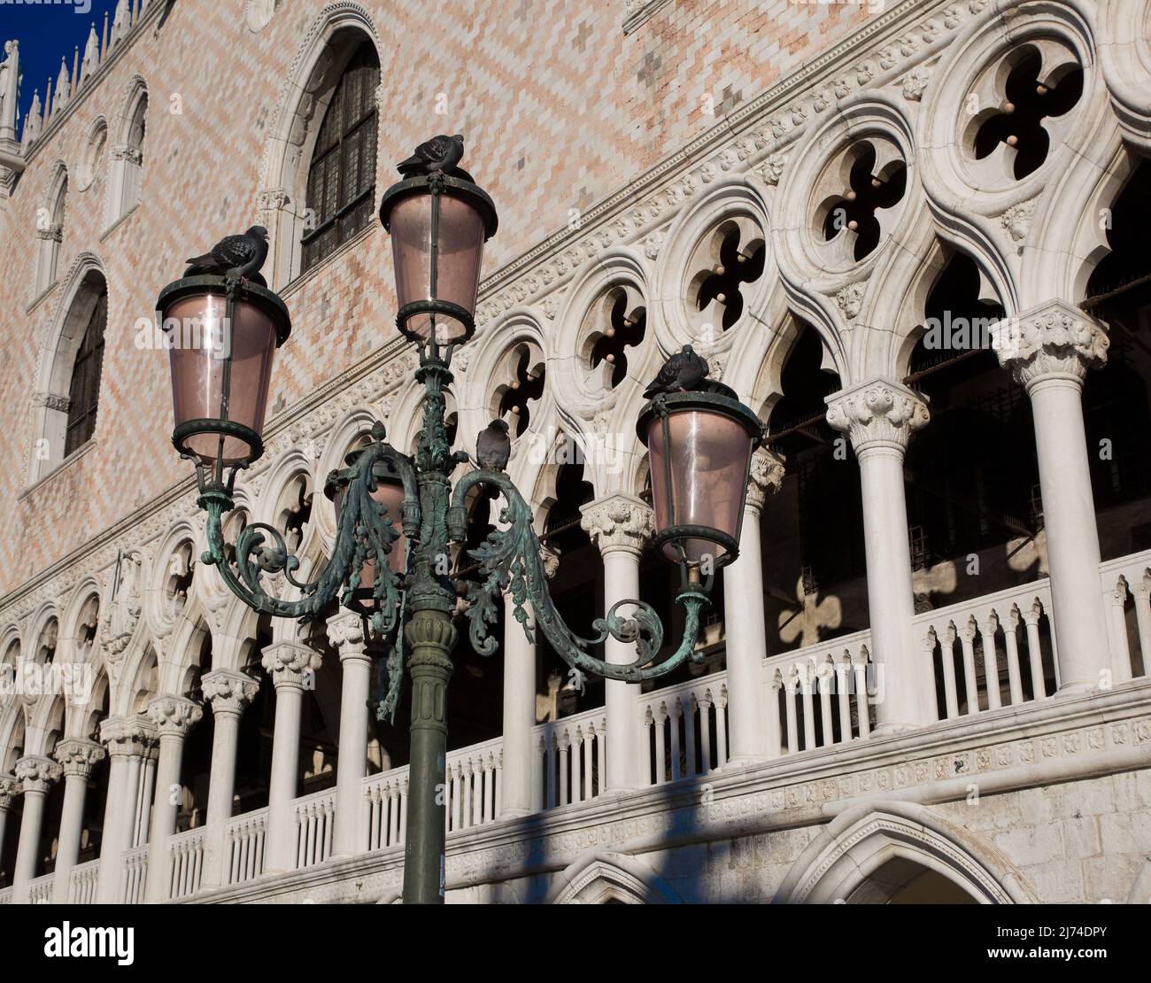 Italien Venedig Dogenpalast -498 Westfassade 15 Jh mit der Loggia im Piano nobile strukturiert durch Kielbögen und Vierpässe im Vordergrund Kandelaber Stock Photo