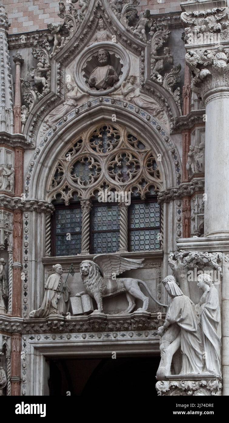 Italien Venedig Dogenpalast Porta della Carta -38 spätgot Prunktor zum Palasthof 1438-42 v Giovanni u Bartolomeo Bon m Skulpturen von Doge Foscari u M Stock Photo