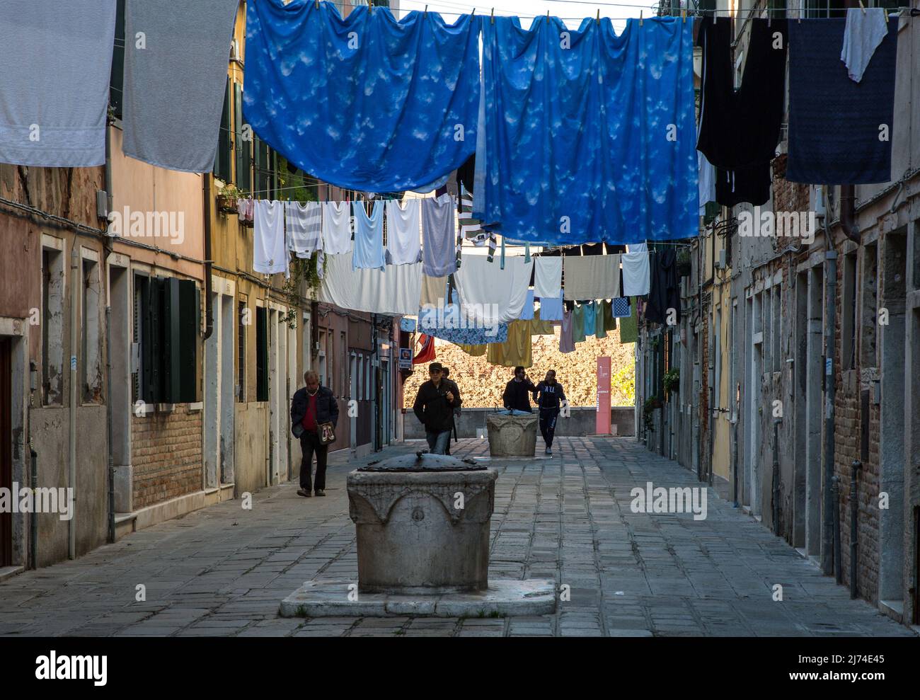 Italien Venedig Gasse -16 im Castello-Bezirk mit Zisternen und aufgehängter Wäsche Stock Photo