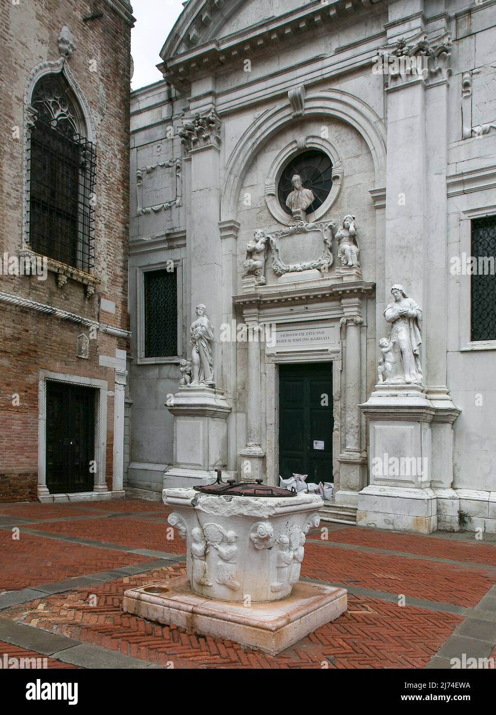 Italien Venedig Kirche Santa Maria di Valverde -427 Fassade 1651-59 v Clemente Moli Teilansicht oben Büste des Philosophen Gasparo Moro Stock Photo