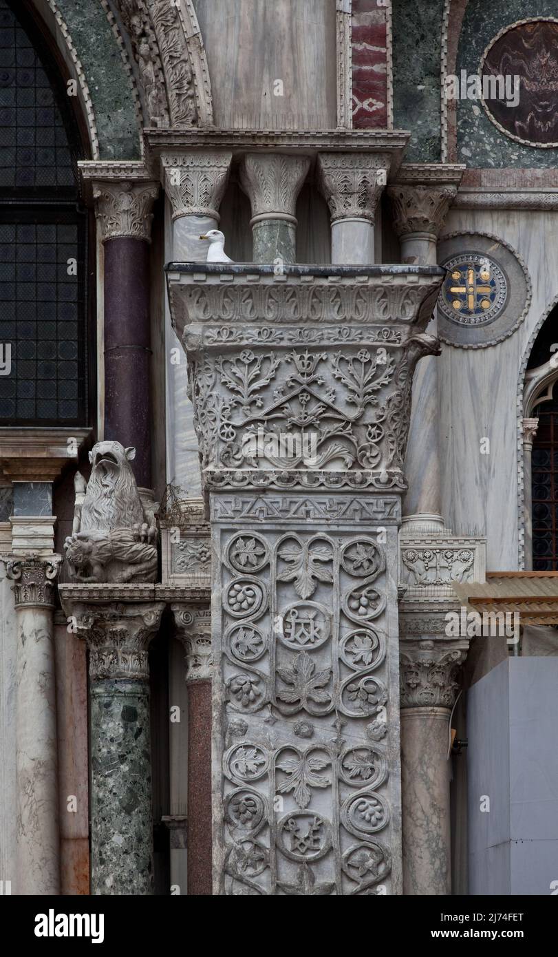 Italien Venedig Markusdom -39 Südseite syrischer Reliefpfeiler (oberer Teil) des 6 Jh nach der Einnahme von Acra 1257 hierher gebracht dahinter Instal Stock Photo