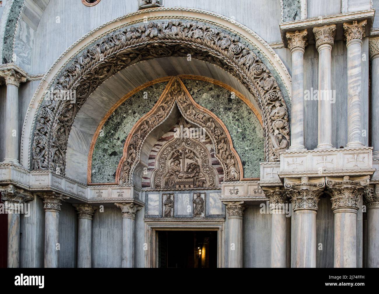 Italien Venedig Markusdom -512 ein Portal der Nordseite mit Darstellung der Geburt Christi in einem doppelten Kielbogen alles überfangen durch eine ru Stock Photo