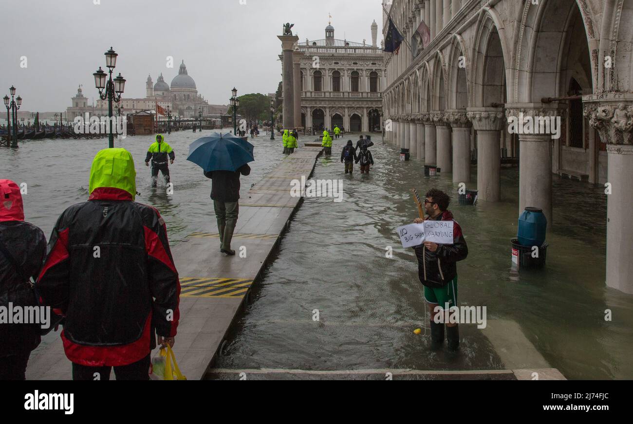Italien Venedig Molo-Ufer neben dem Dogenpalst -134 mit Touristen bei Hochwasser rechts Protestierender gegen Kreuzfahrtschiffe und globale Erwärmung Stock Photo