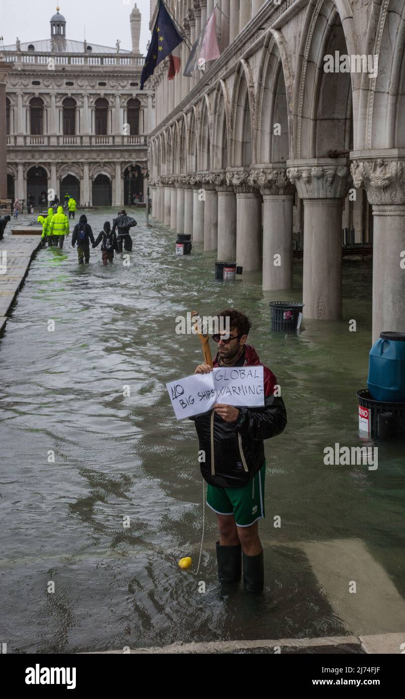 Italien Venedig Molo-Ufer neben dem Dogenpalst -135 bei Hochwasser rechts Protestierender gegen Kreuzfahrtschiffe und globale Erwärmung Stock Photo