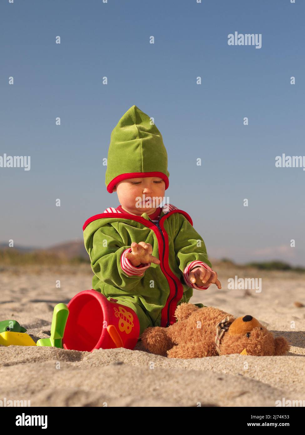Mädchen mit Eimer im Sand Stock Photo