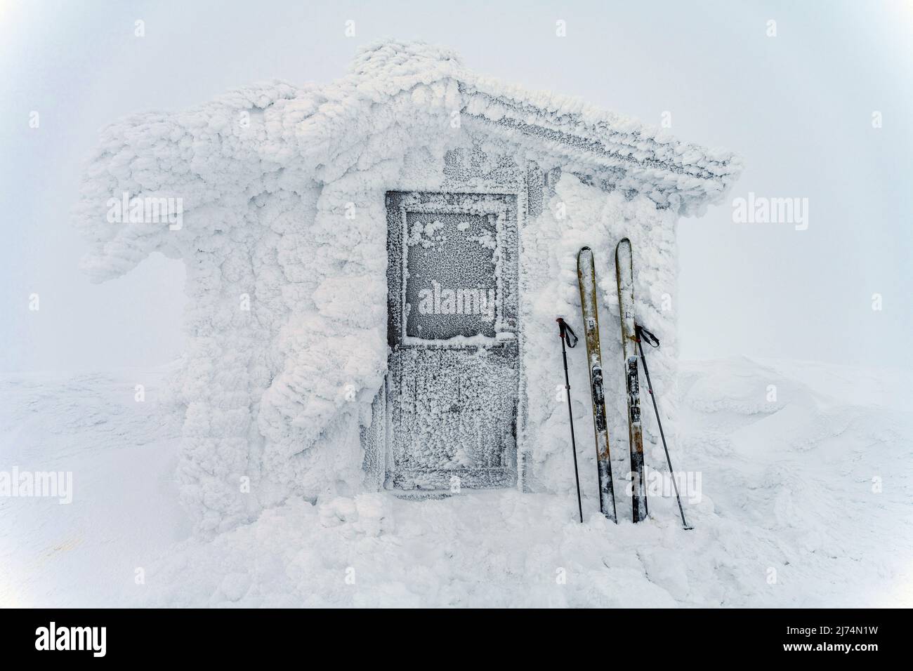 Snow-covered hut in winter, Sweden, Lapland, Dundret Naturreservat Stock Photo