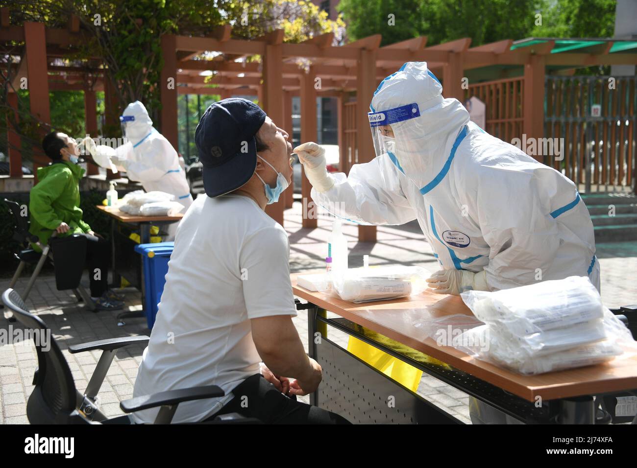 (220506) -- BEIJING, May 6, 2022 (Xinhua) -- A medical worker takes a swab sample from a citizen for nucleic acid test during a mass testing for COVID-19 in Haidian District, Beijing, capital of China, April 26, 2022. (Xinhua/Ren Chao) Stock Photo