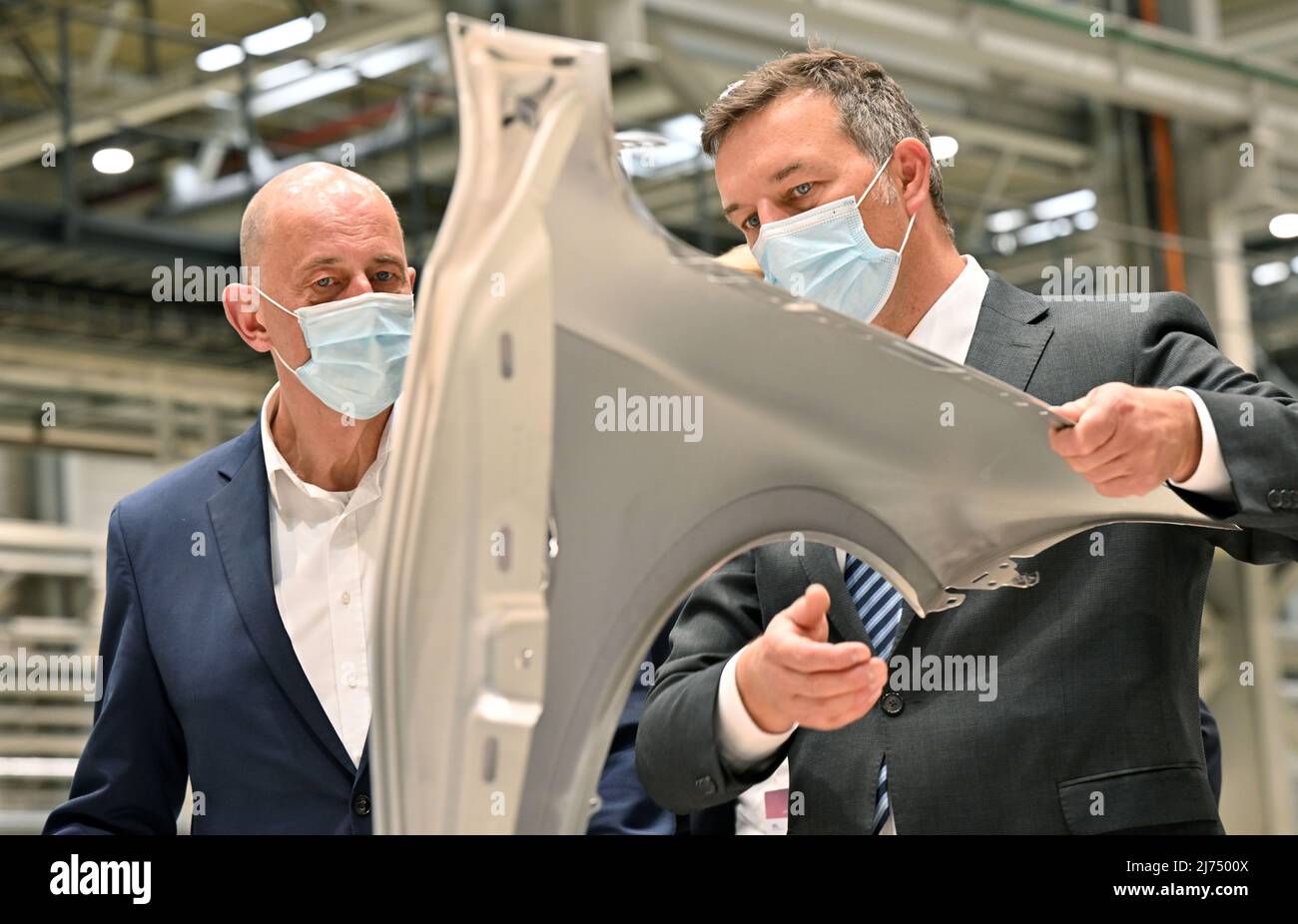 06 May 2022, Thuringia, Krauthausen: Robert Frittrang (r), plant manager of the BMW Group plant in Eisenach, and Wolfgang Tiefensee (SPD), Minister of Economics, Science and Digital Society of Thuringia, inspect sample parts in a production hall at the BMW plant in Eisenach. It is the company's largest toolmaking site in the world. All models of the BMW, MINI and Rolls-Royce brands get their specific shape from tools made in Eisenach. A ceremony opens the expansion of BMW's Eisenach plant and celebrates the 30th anniversary of the company's location. Photo: Martin Schutt/dpa Stock Photo