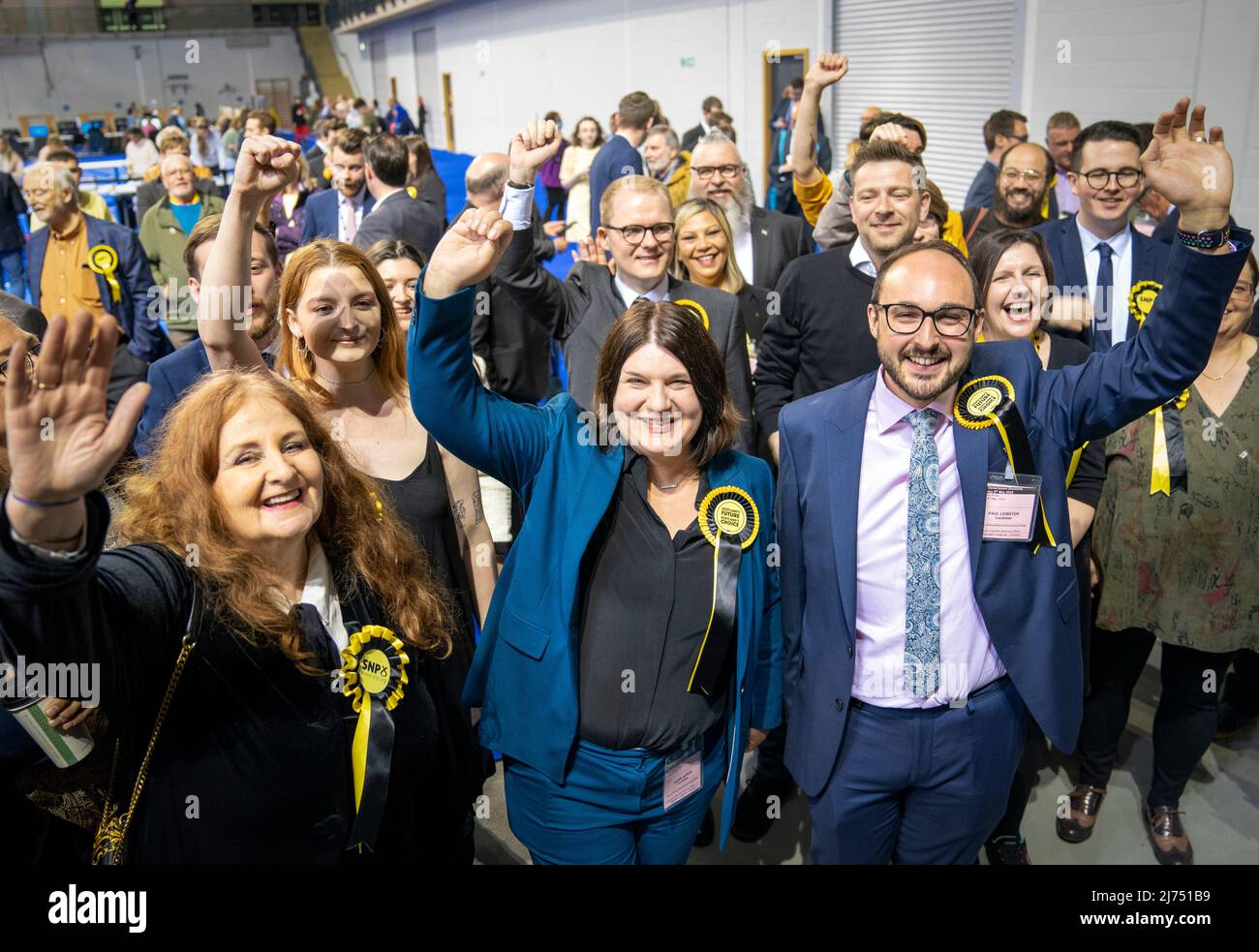 SNP’s Susan Aitken (centre) celebrates at the Glasgow City Council count at the Emirates Arena in Glasgow, as the local government election results are revealed. Picture date: Friday May 6, 2022. Stock Photo