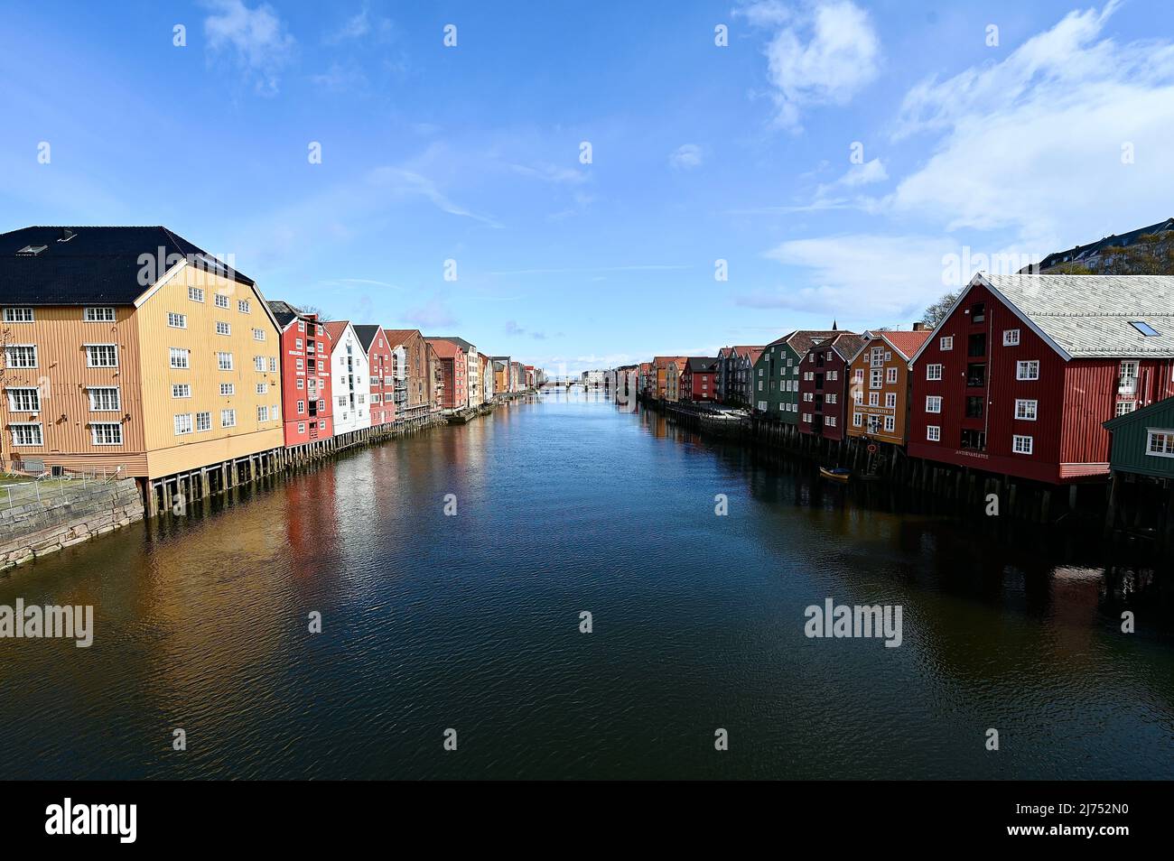 Blick auf die alten Fassaden an der Nidelva von von der Brücke aus gesehenTrondheim Stock Photo