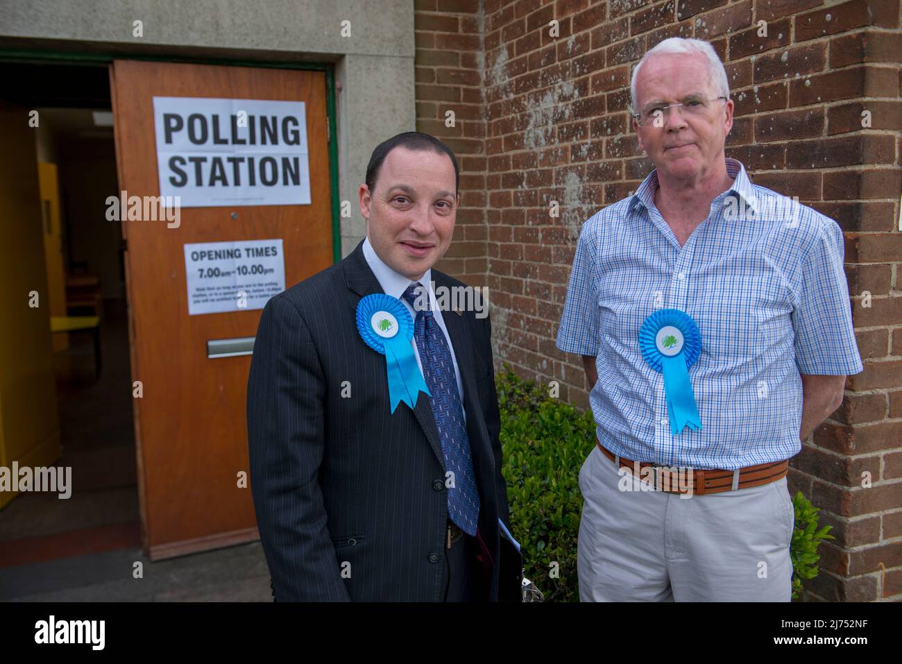 Alwoodly, Leeds, West Yorkshire Conservative Party Council Candidate Dan COHEN (left) and Councillor Neil BUCKLEY (right). Moor Allerton Church Hall, Leeds. The Conservative Party Candidate won 4,466 votes. 5 May 2022. Stock Photo
