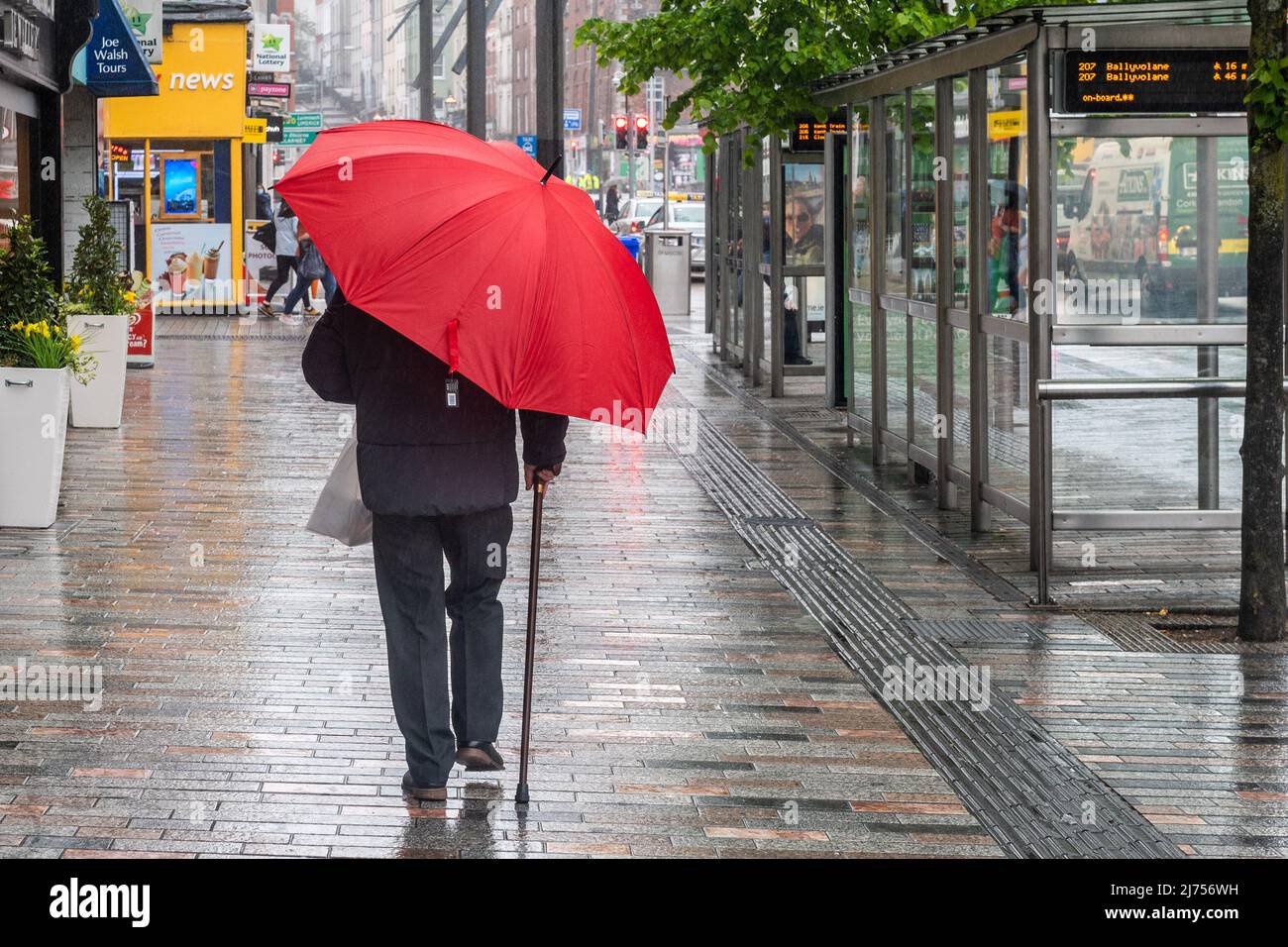 Cork, Ireland. 6th May, 2022. The rain fell on Patrick Street in Cork city this morning with showers forecast for the rest of the day. Met Éireann has forecast sunshine for the weekend and into next week.  Credit: AG News/Alamy Live News. Stock Photo
