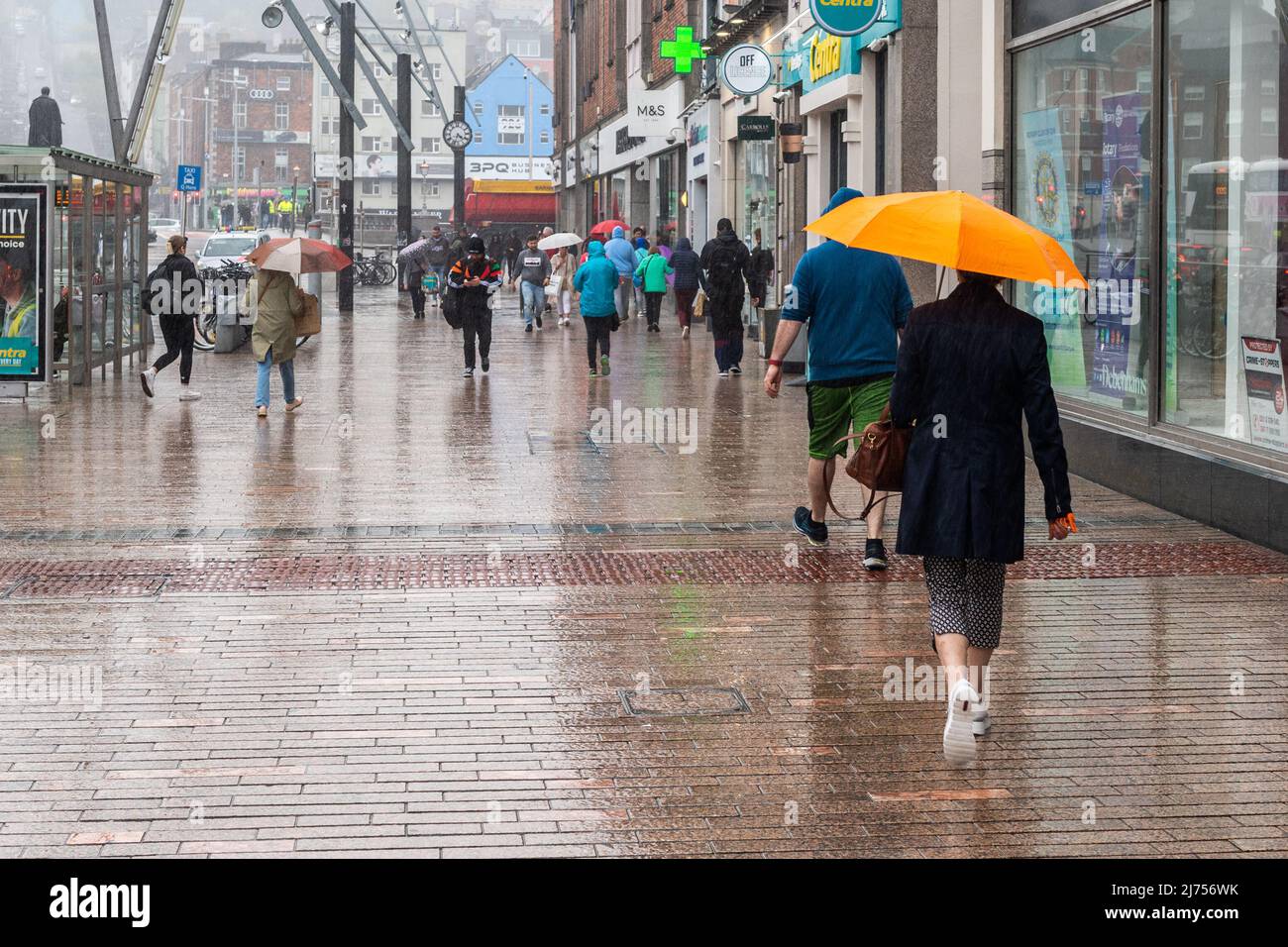 Cork, Ireland. 6th May, 2022. The rain fell on Patrick Street in Cork city this morning with showers forecast for the rest of the day. Met Éireann has forecast sunshine for the weekend and into next week.  Credit: AG News/Alamy Live News. Stock Photo