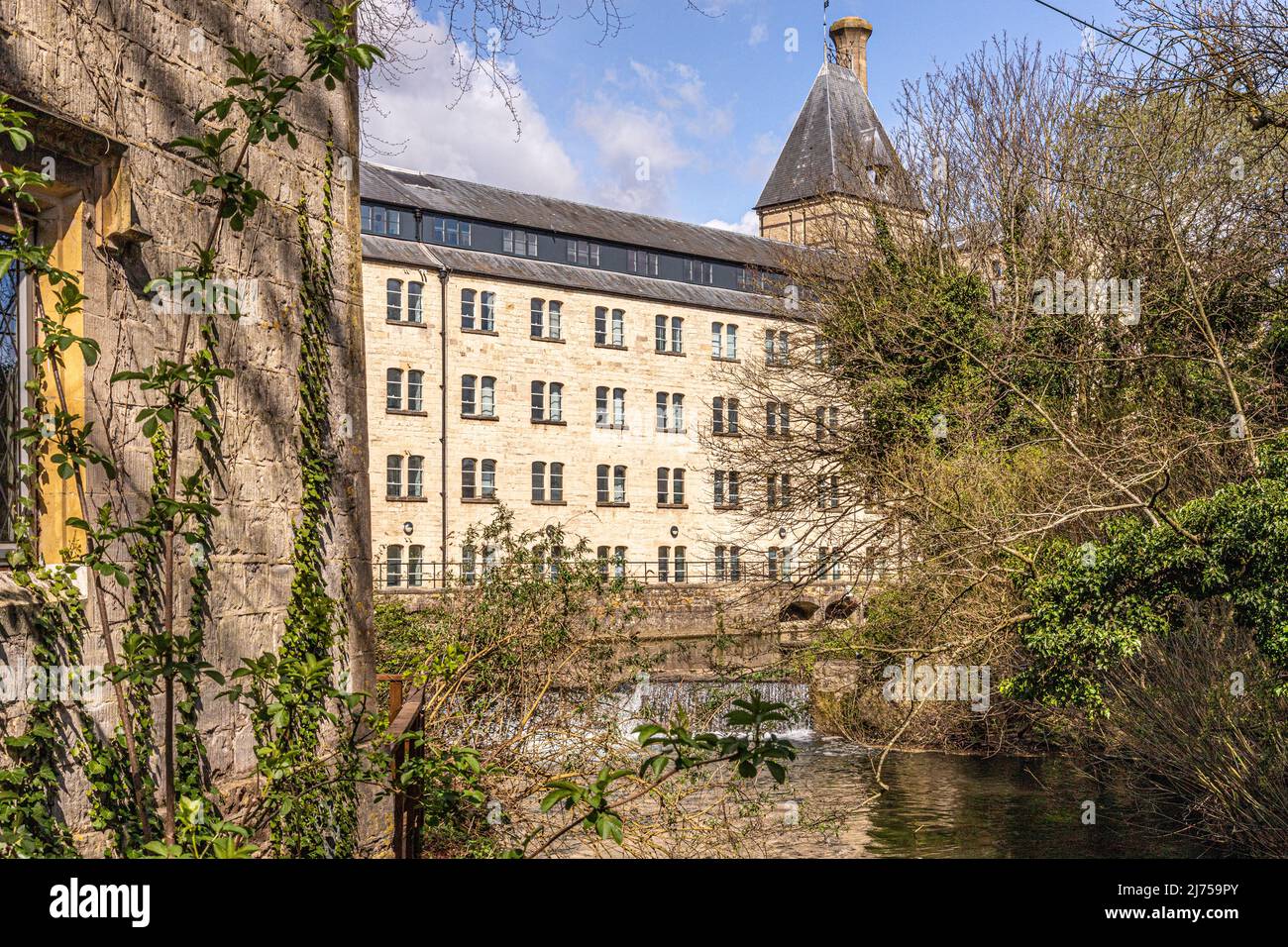 The River Frome flowing past Ebley Mill a 19th century cloth mill now converted into offices for Stroud District Council, Ebley, Gloucestershire, UK Stock Photo