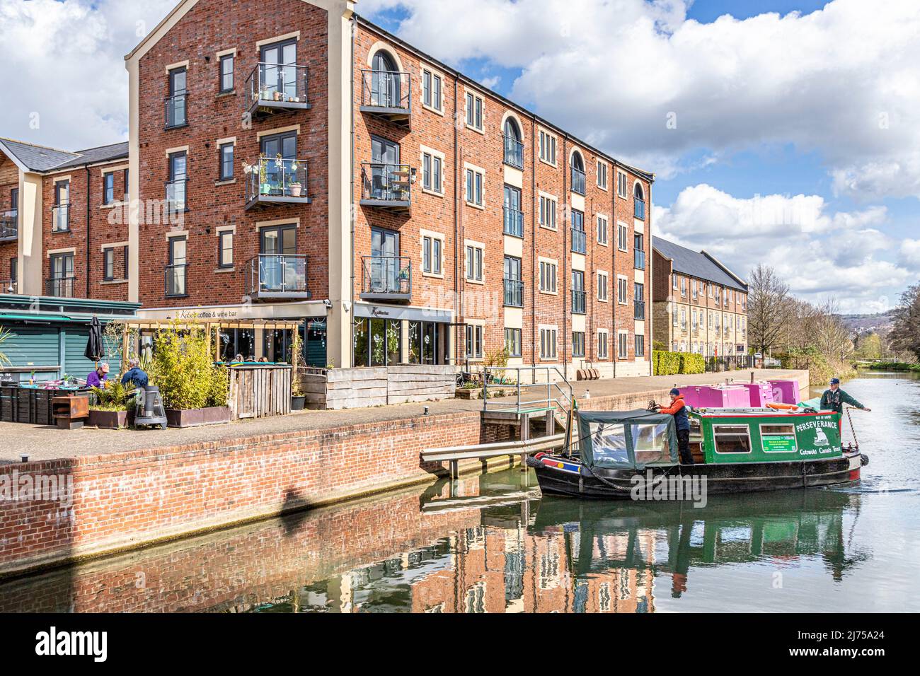 Modern waterside properties and Kitch Coffee & Wine Bar beside the restored Stroudwater Canal at Ebley Wharf, Stroud, Gloucestershire, England UK Stock Photo