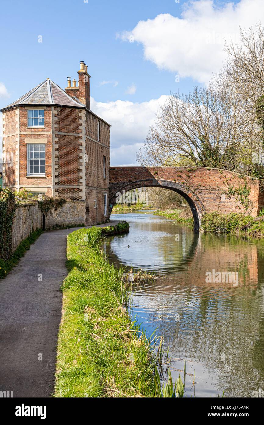 Nutshell Bridge (1778) and Nutshell House on the restored Stroudwater Canal at Stonehouse, Gloucestershire, England UK Stock Photo