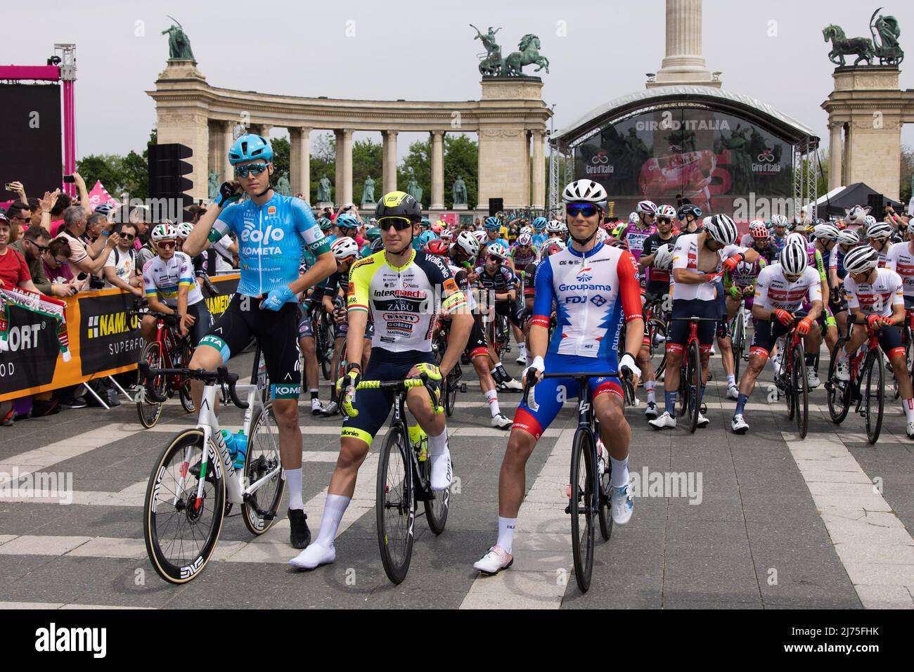(220506) -- BUDAPEST, May 6, 2022 (Xinhua) -- Hungarian riders Erik Fetter of Eolo-Kometa Cycling Team, Barnabas Peak of Team Intermarche-Wanty-Gobert Materiaux, and Attila Valter of Team Groupama-FDJ (L to R) pose before the start of the Giro d'Italia 2022 bike race in Budapest, Hungary, May 6, 2022. The 2022 Giro d'Italia began on Friday in Hungary's capital Budapest, marking the beginning of the European cycling season. (Photo by Attila Volgyi/Xinhua) Stock Photo