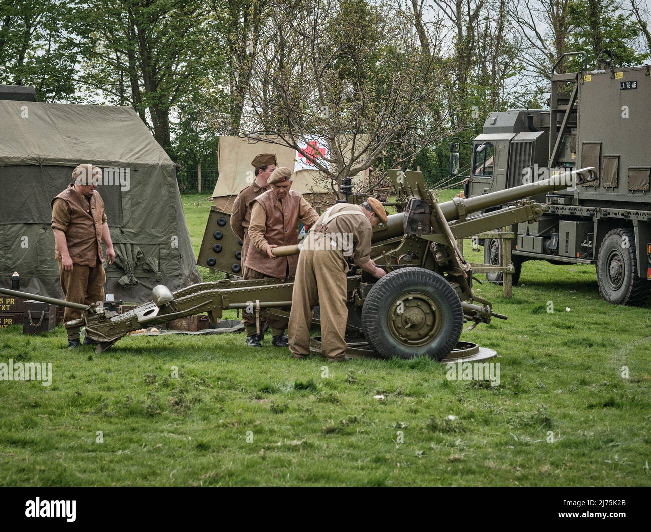 The 69th Field Regiment load their 25 Pounder field gun at the No Man's Land Event at Bodrhyddan Hall, Wales Stock Photo