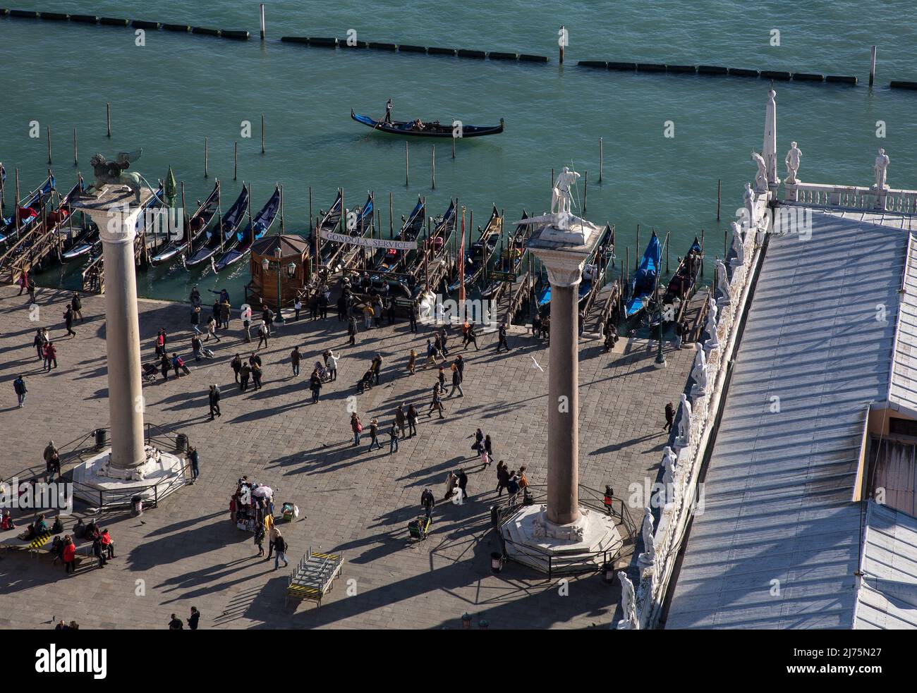 Italien Venedig Piazzetta -469 mit den beiden monolithischen Säulen rechts Dach der Bibliotheka Marciana oben Bacino di San Marco mit einer Gondel Stock Photo