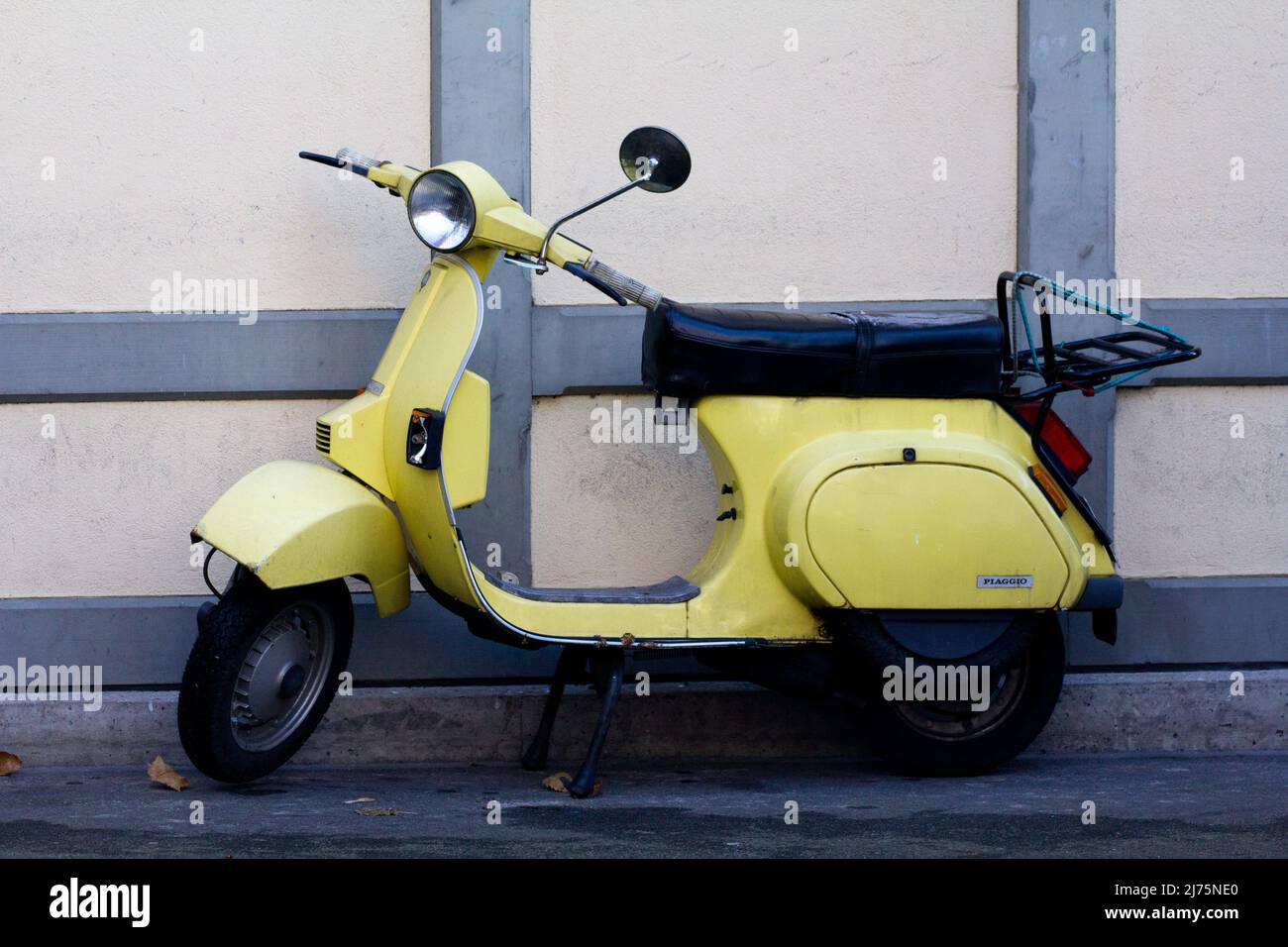 Piaggio Vespa italian scooter Stock Photo Alamy