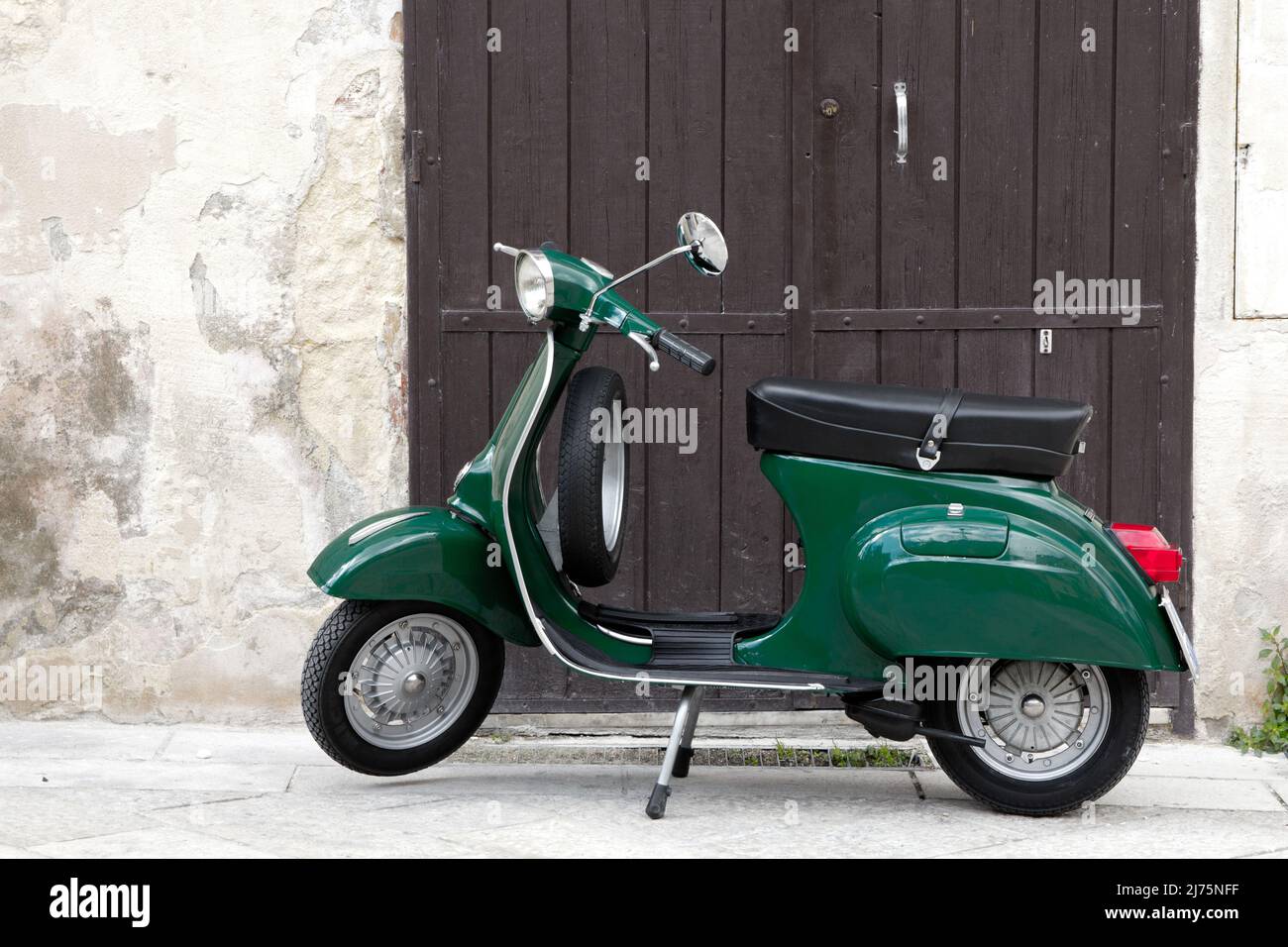 Piaggio Vespa italian scooter Stock Photo - Alamy
