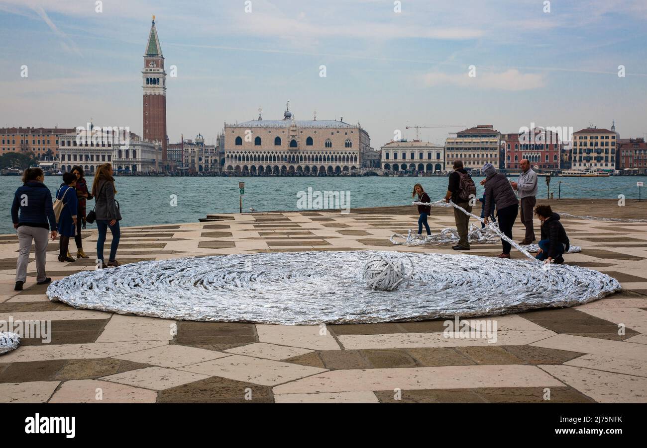 Italien Venedig San Giorgio Maggiore -155 Vorplatz bei einer Kunst-Performance der Biennale 2017 mit Blick zum Campanile von San Marco und zum Dogenpa Stock Photo