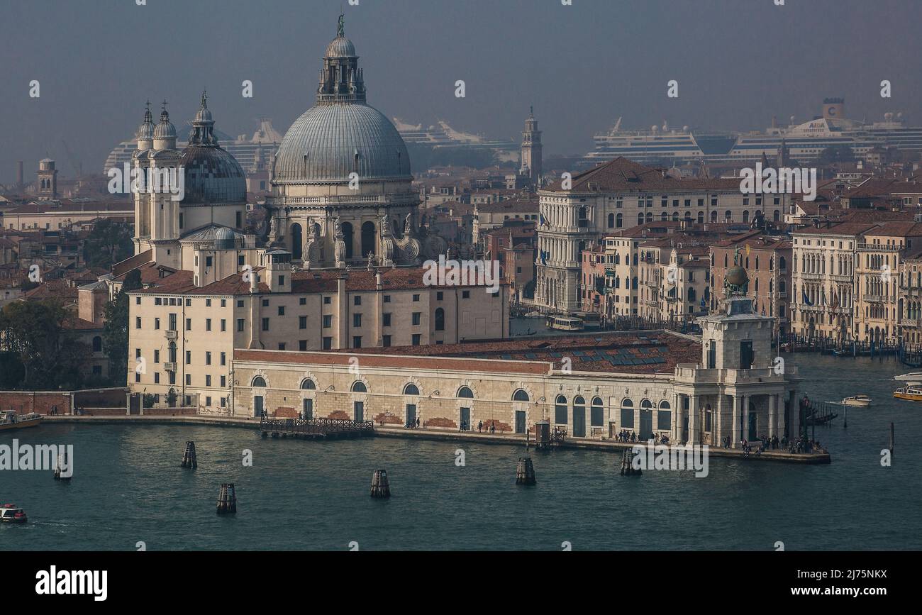 Italien Venedig Santa Maria della Salute -146 Ansicht von Osten vom Turm von San Giorgio Maggiore rechts Punta della Dogana am Horizont Kreuzfahrtschi Stock Photo