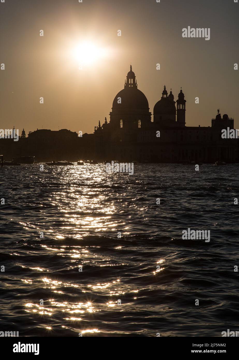 Italien Venedig Santa Maria della Salute -19 erbaut im 17 Jh von Baldassare Longhena Ansicht über das Wasser bei Gegenlicht Stock Photo
